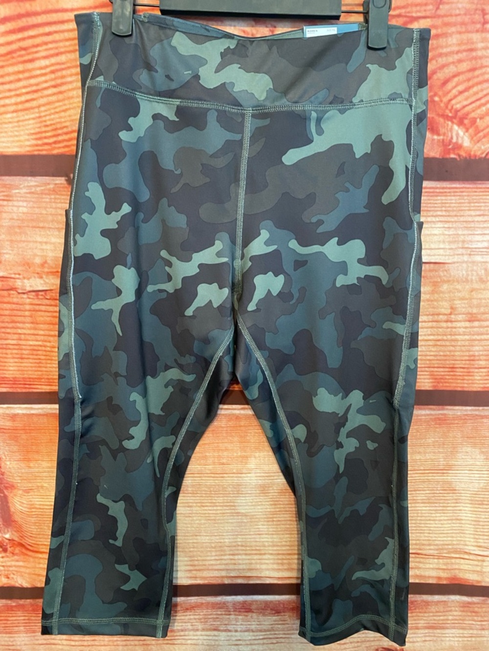 Tel Gear Black & Green Camo Capri Leggings